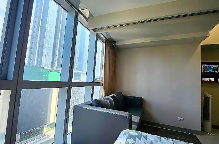 Bgc Uptown Mall 4*
