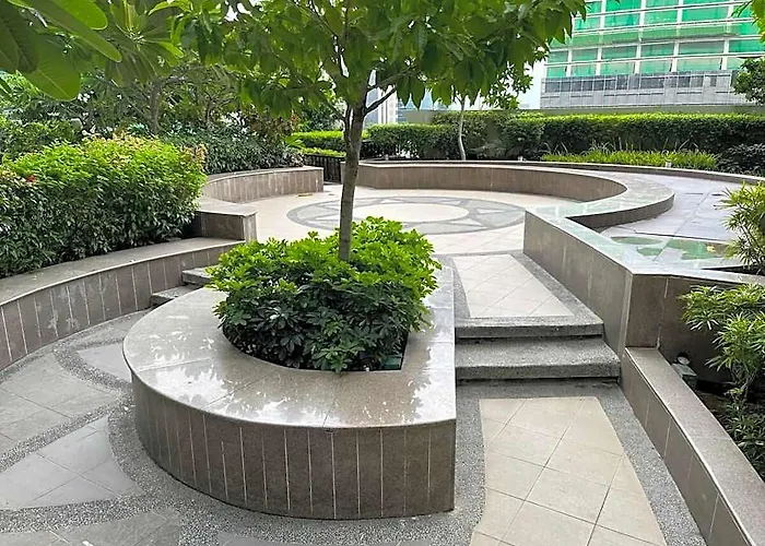 Bgc Uptown Mall 4*